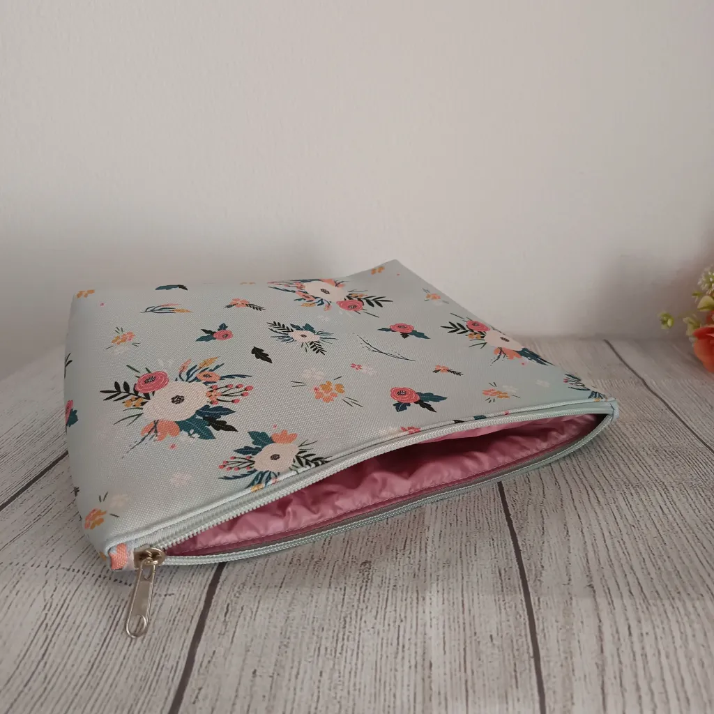 Vista interior del neceser de viaje impermeable fácil de limpiar, ideal para evitar fugas de líquidos en el equipaje.