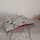 Vista interior del neceser de viaje impermeable fácil de limpiar, ideal para evitar fugas de líquidos en el equipaje.