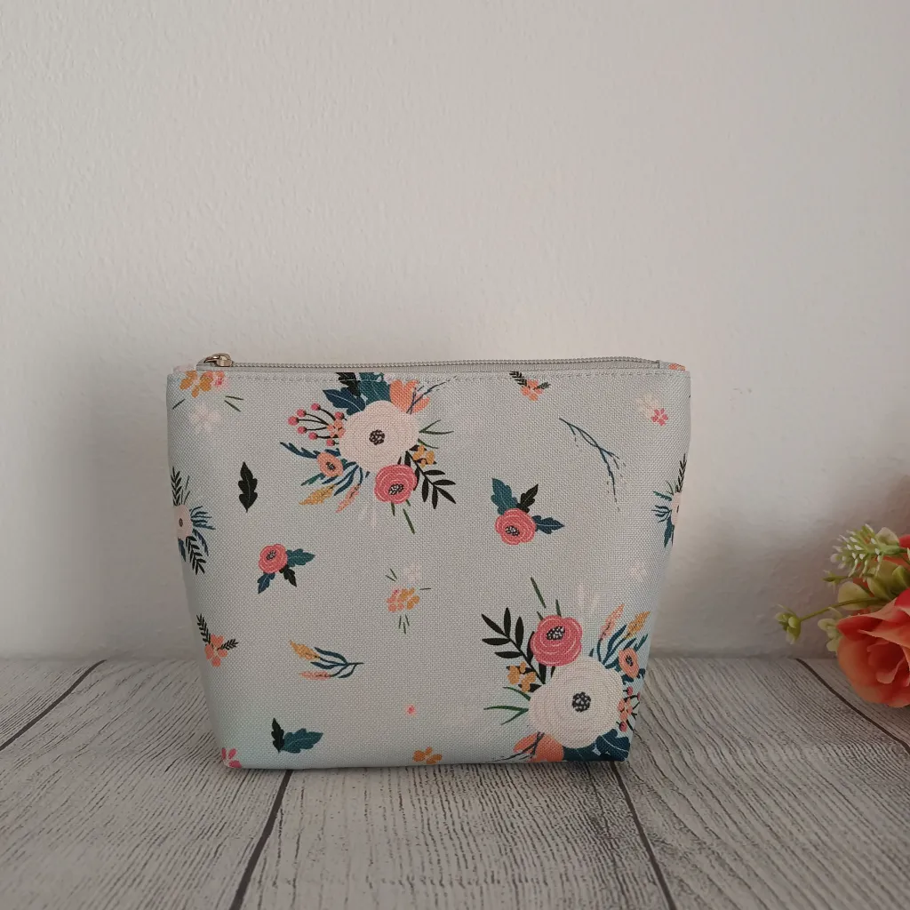 IKit de neceseres de flores para mujer organizado con maquillaje y artículos de higiene personal para viaje de fin de semana.