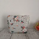 IKit de neceseres de flores para mujer organizado con maquillaje y artículos de higiene personal para viaje de fin de semana.