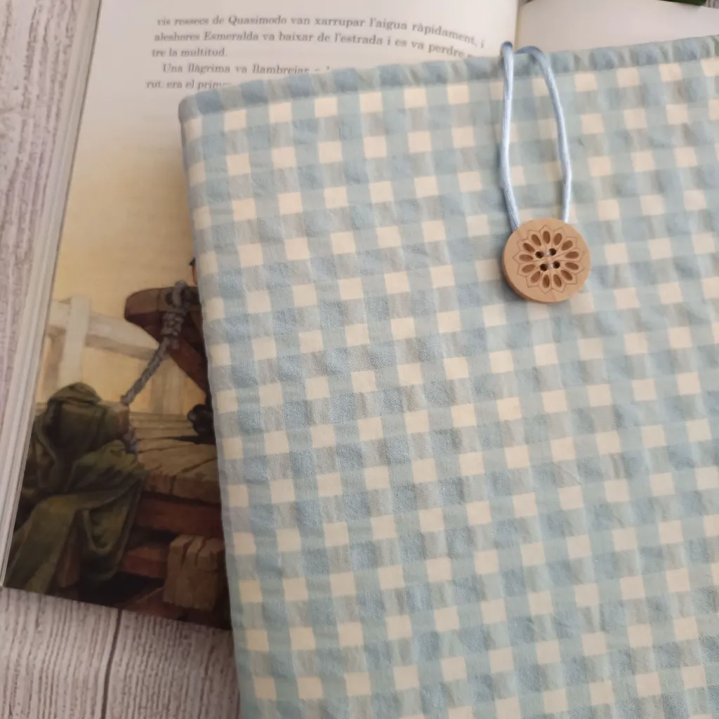Eestuche para libro de tela acolchado hecho a mano
