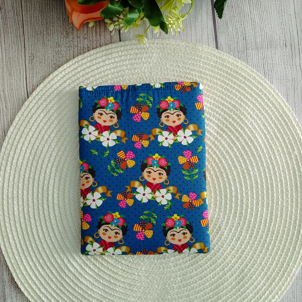 Detalle de funda Kindle artesanal Mini Frida con acabado textil