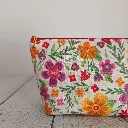 Neceser hecho a mano con flores en tonos rosa, naranja y verde