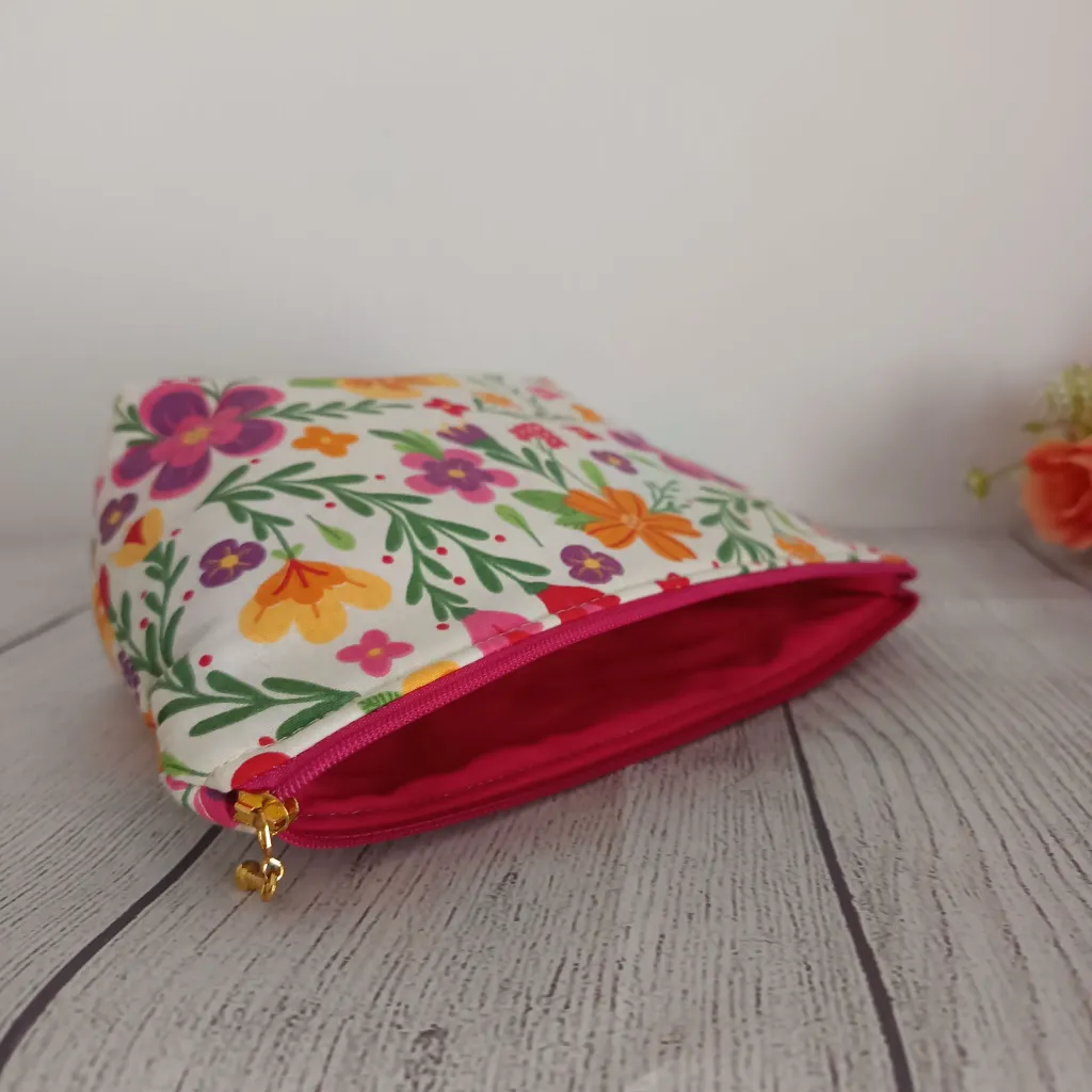Neceser de tela hecho a mano con diseño de flores