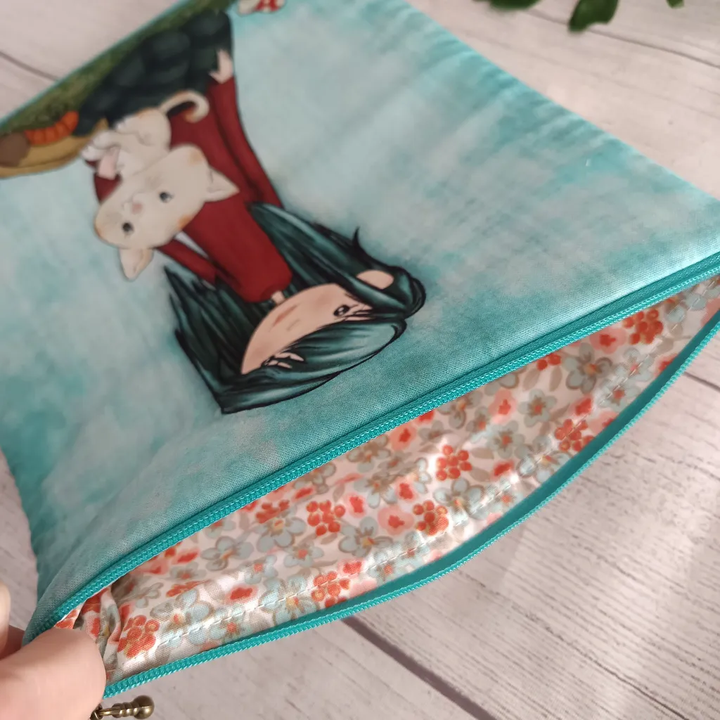 estuche para libros sobre fondo con libro abierto