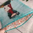 estuche para libros sobre fondo con libro abierto