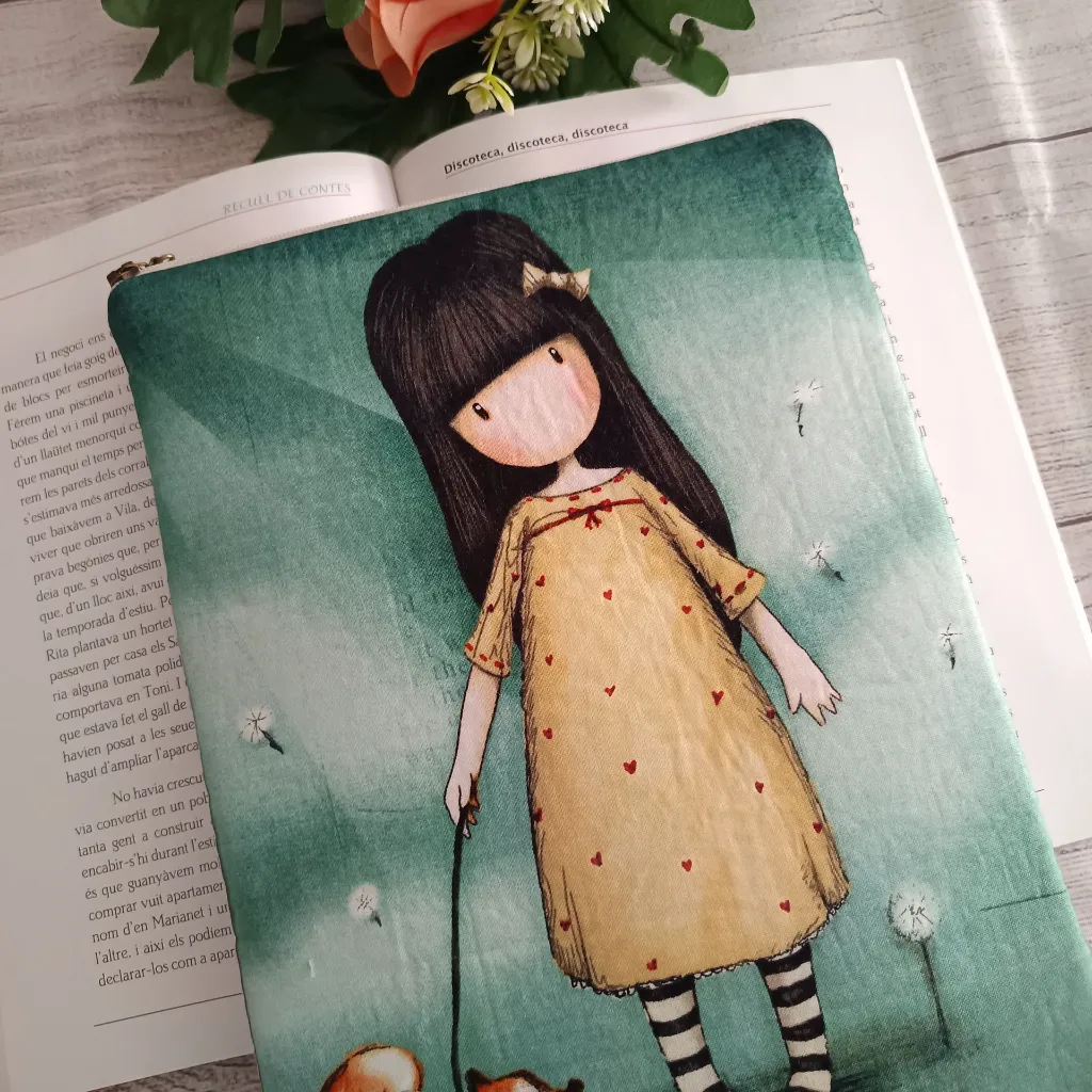 estuche para libro de tela acolchada con ilustración de niña y zorro