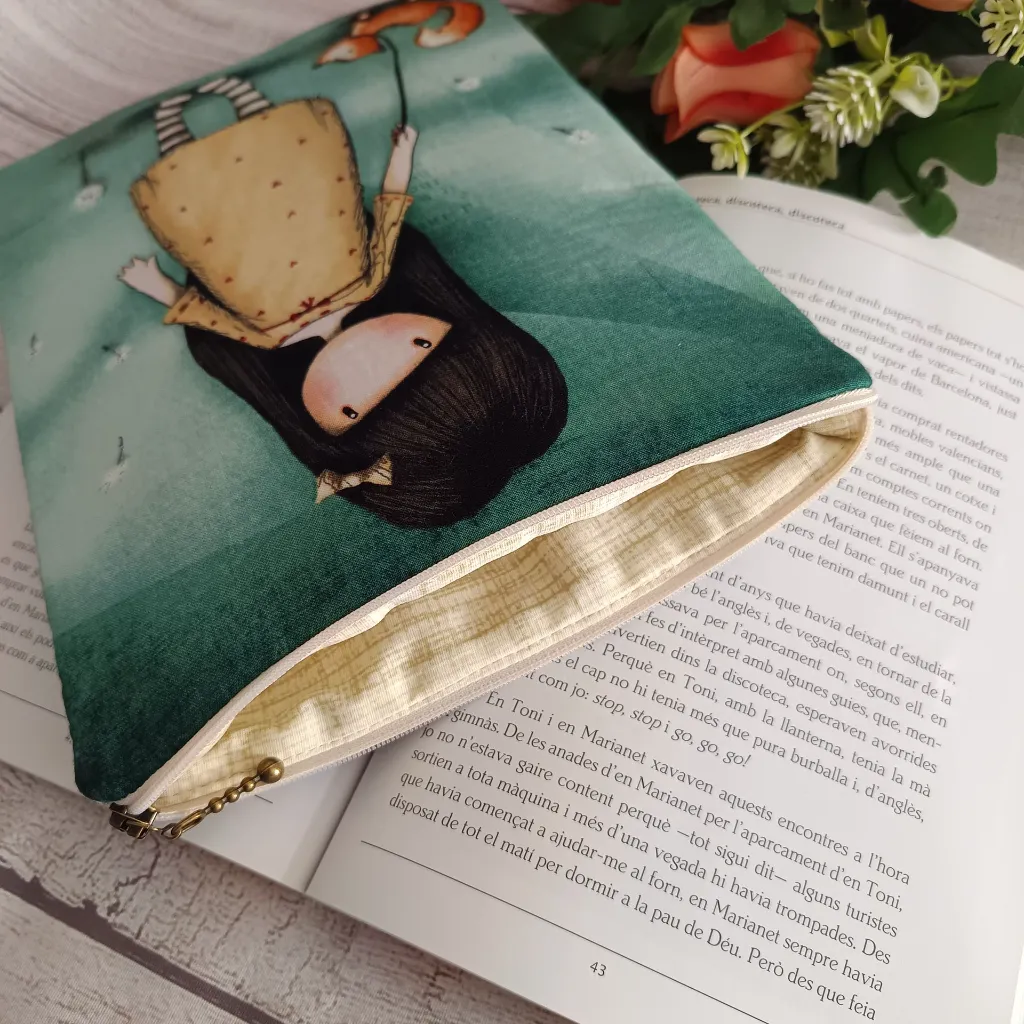protector de libros acolchado con diseño original de niña y zorro