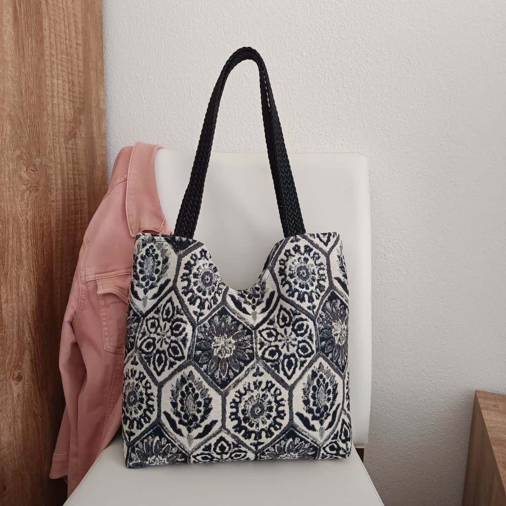 Tote bag de tela para mujer con estampado blanco y negro hecho a mano