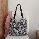 Bolso tote bag mujer grande estampado blanco y negro