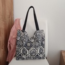 Tote bag de tela para mujer con estampado blanco y negro hecho a mano