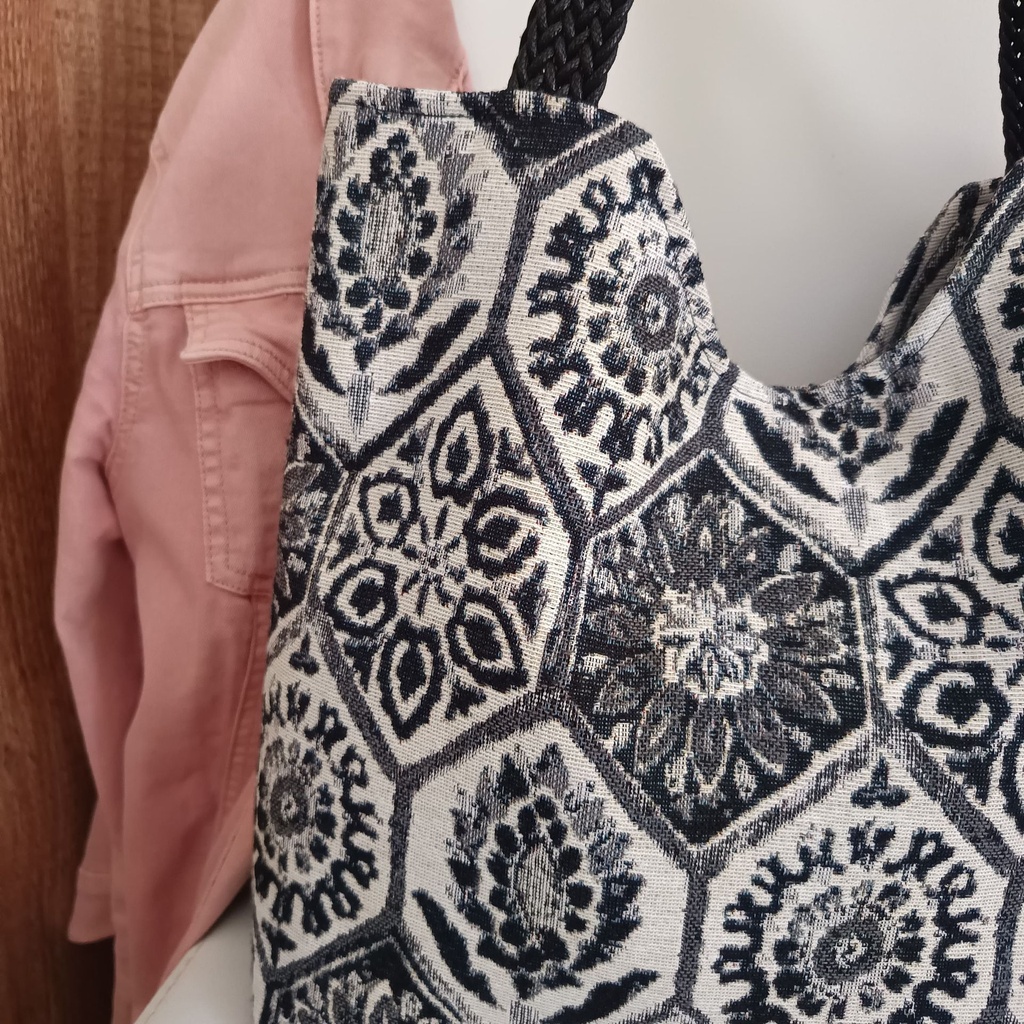 Bolso tote bag artesanal de tela estampado negro y blanco y asas negras