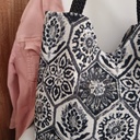 Bolso tote bag artesanal de tela estampado negro y blanco y asas negras