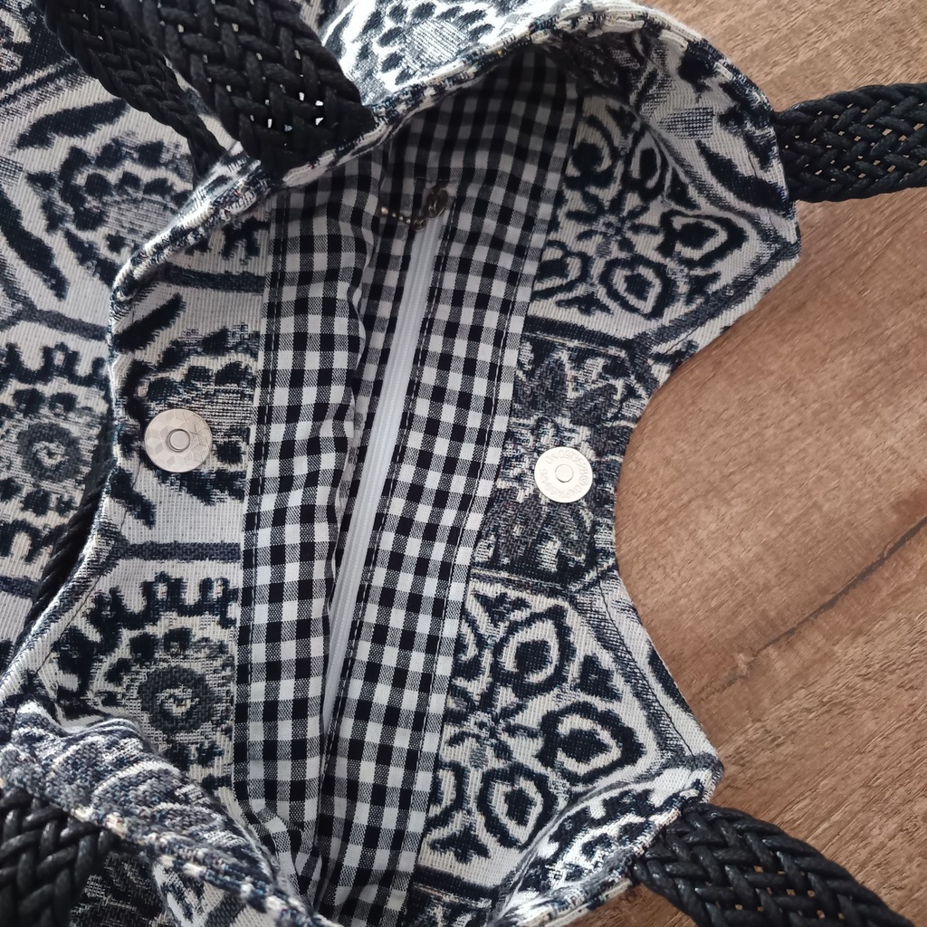 Tote bag de tela hecho a mano para mujer con estampado elegante blanco y negro.
