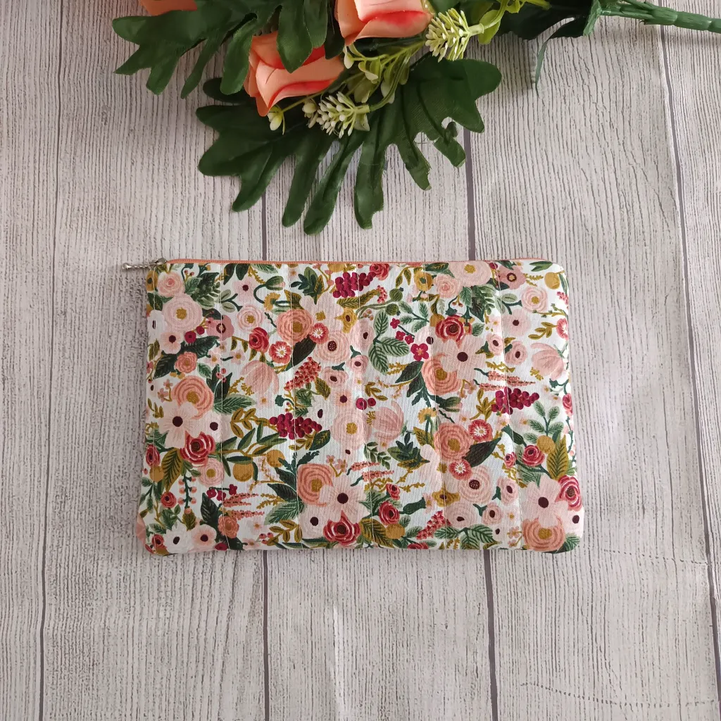 neceser plano de tela floral con cremallera, diseño compacto y estampado de flores