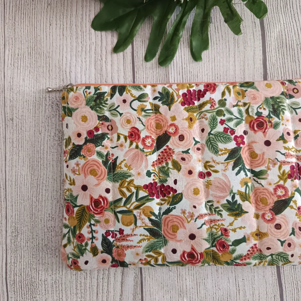 detalle de tela resistente con estampado floral en neceser plano