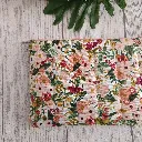 detalle de tela resistente con estampado floral en neceser plano