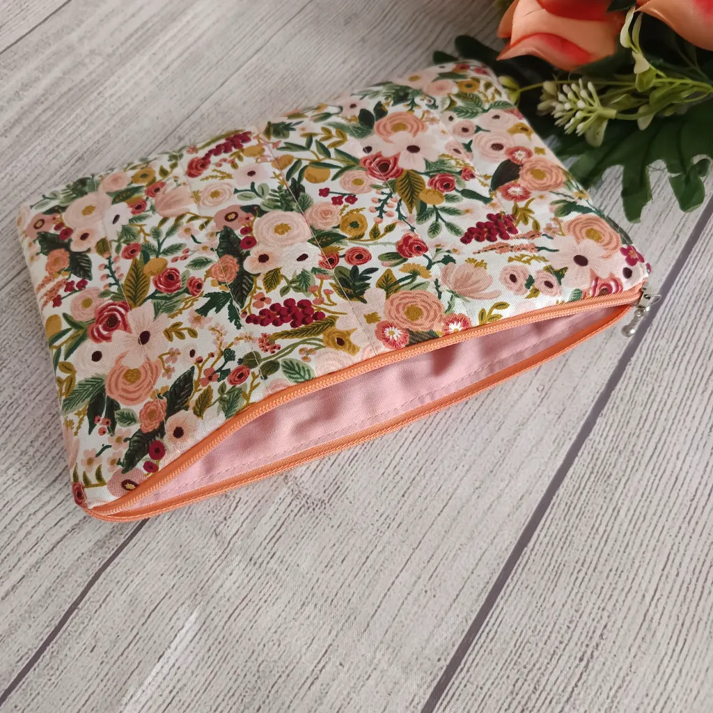 interior de neceser de tela plano con espacio para maquillaje y accesorios