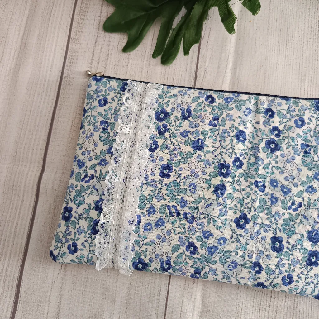 neceser artesanal hecho a mano de tela negra con detalle floral