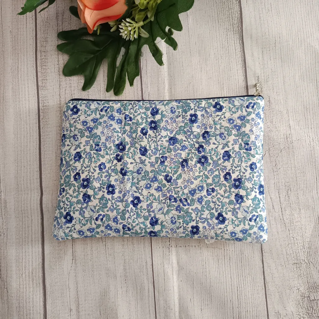 neceser de tela artesanal negro con estampado floral