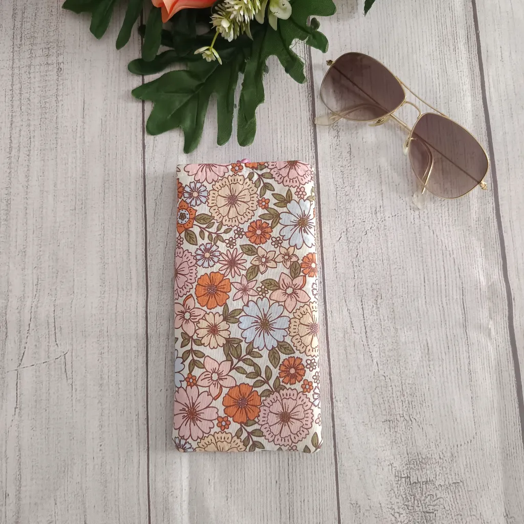 funda gafas tela floral hecha a mano con botón y cordón