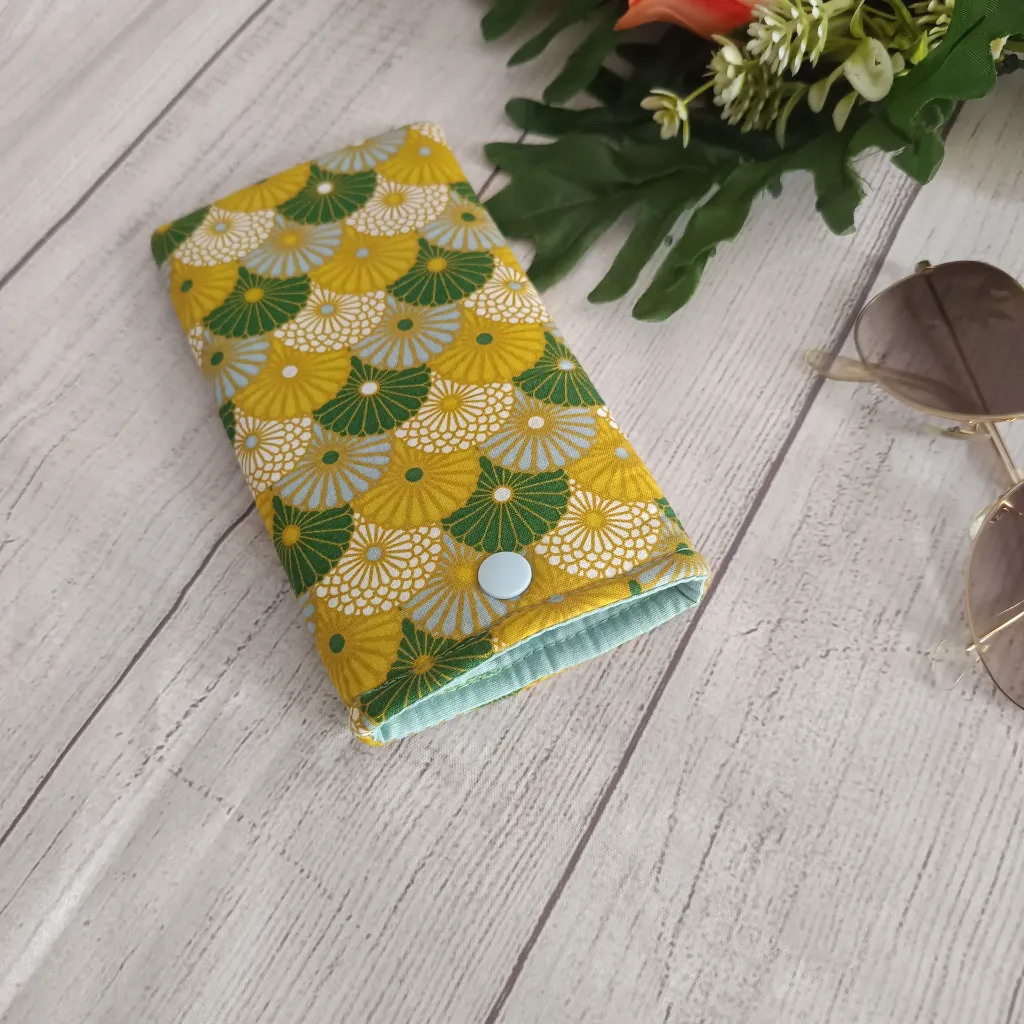Estuche de gafas de tela con diseño oriental verde y amarillo