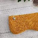 Funda de gafas hecha a mano en tejido mostaza con cremallera sobre fondo claro