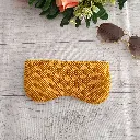 Funda de gafas artesanal color mostaza con textura transpirable