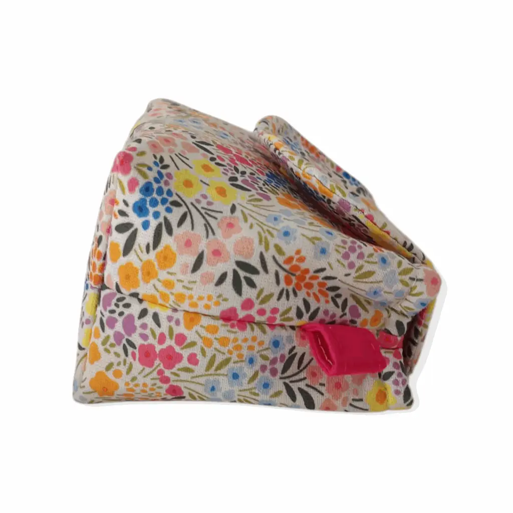 Mini neceser de tela hecho a mano con estampado de flores y acabado artesanal.