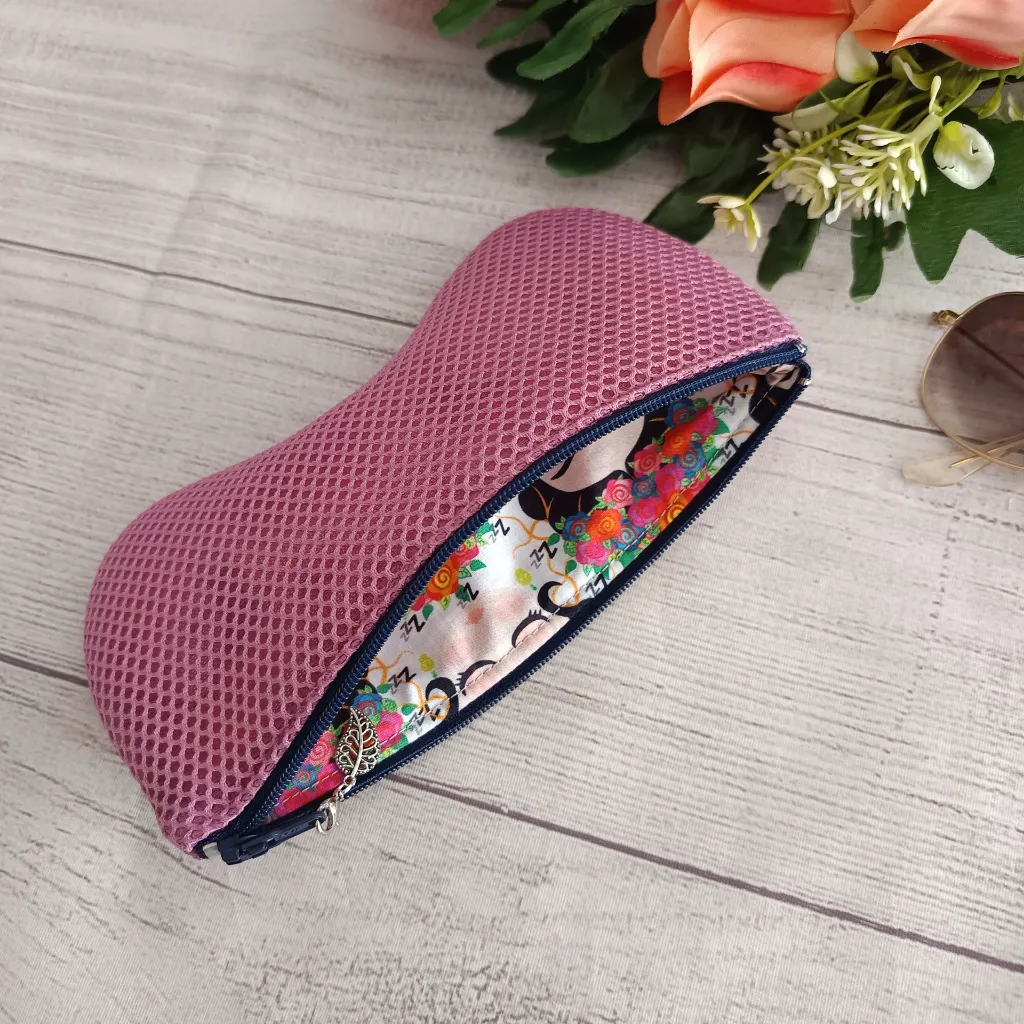 Accesorio artesanal para gafas con diseño moderno y compacto