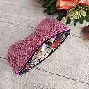 Accesorio artesanal para gafas con diseño moderno y compacto