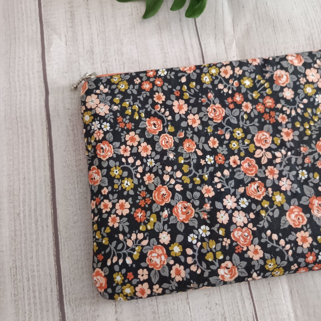 Neceser plano artesanal con cremallera y diseño floral, ideal para maquillaje o bolso