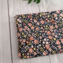 Neceser plano artesanal con cremallera y diseño floral, ideal para maquillaje o bolso