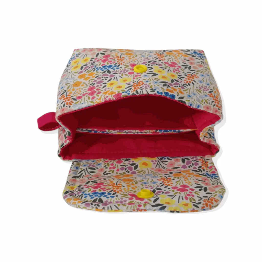 Mini neceser de costura artesanal confeccionado con tejido floral de alta calidad.