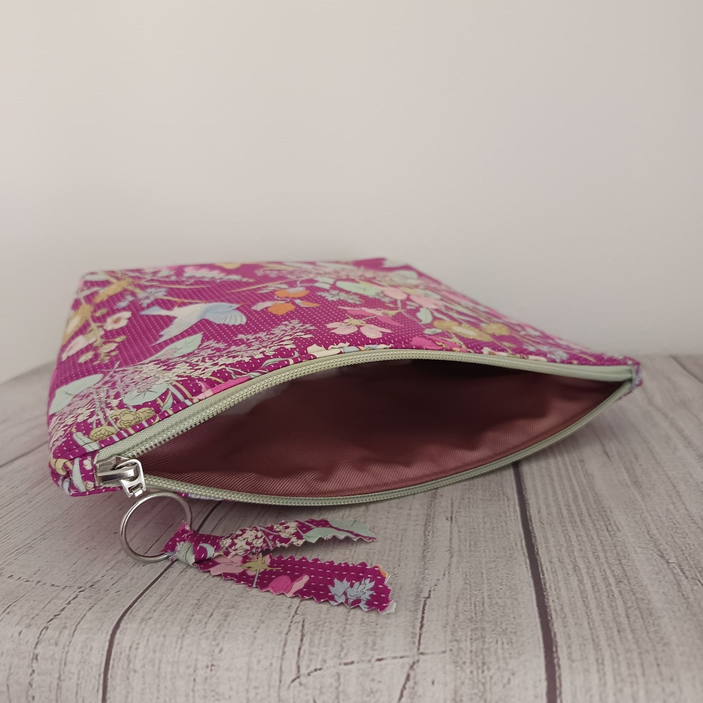 Neceser de viaje amplio con diseño floral color fucsia