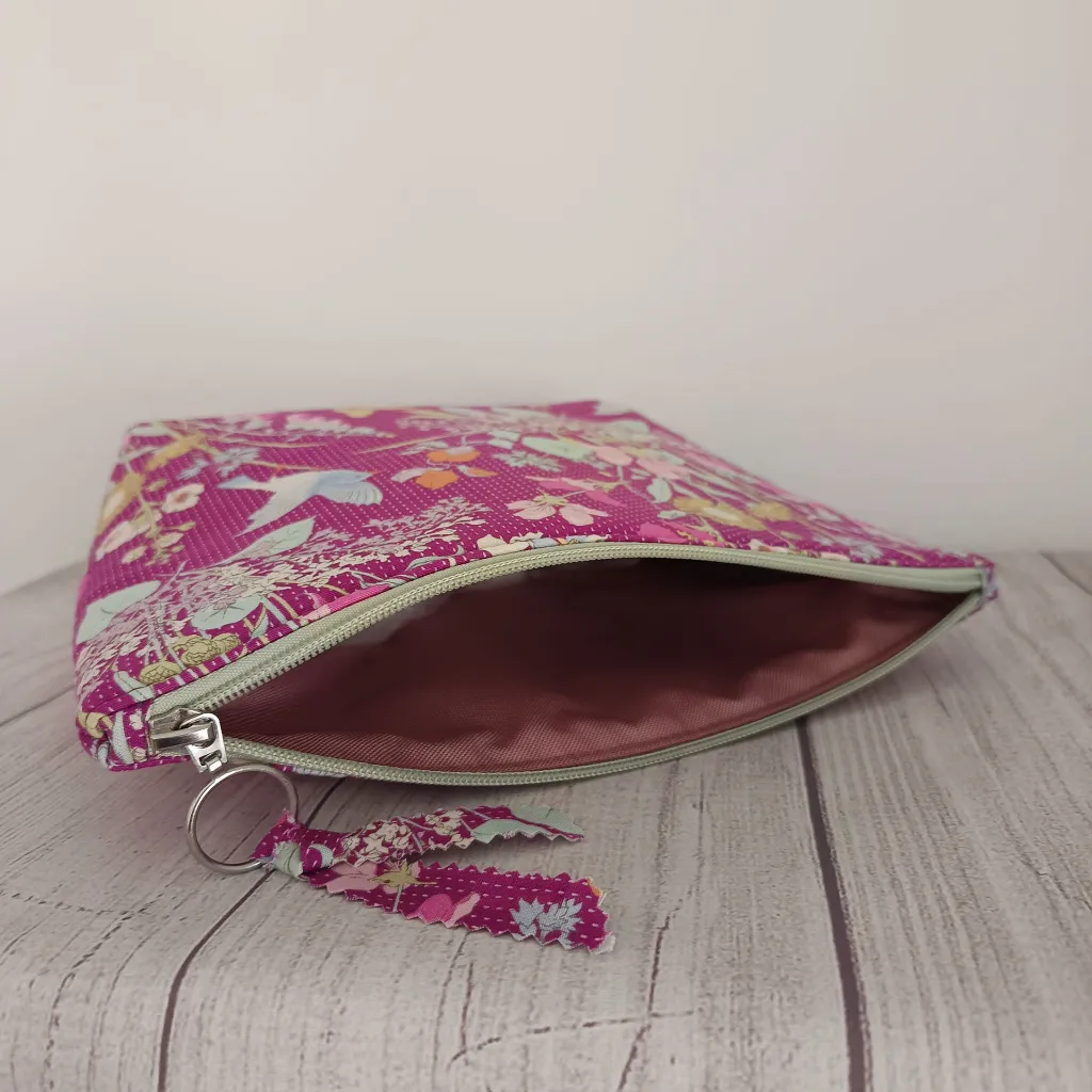 Neceser de viaje grande con flores en fondo morado