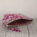 Neceser de viaje grande con flores en fondo morado