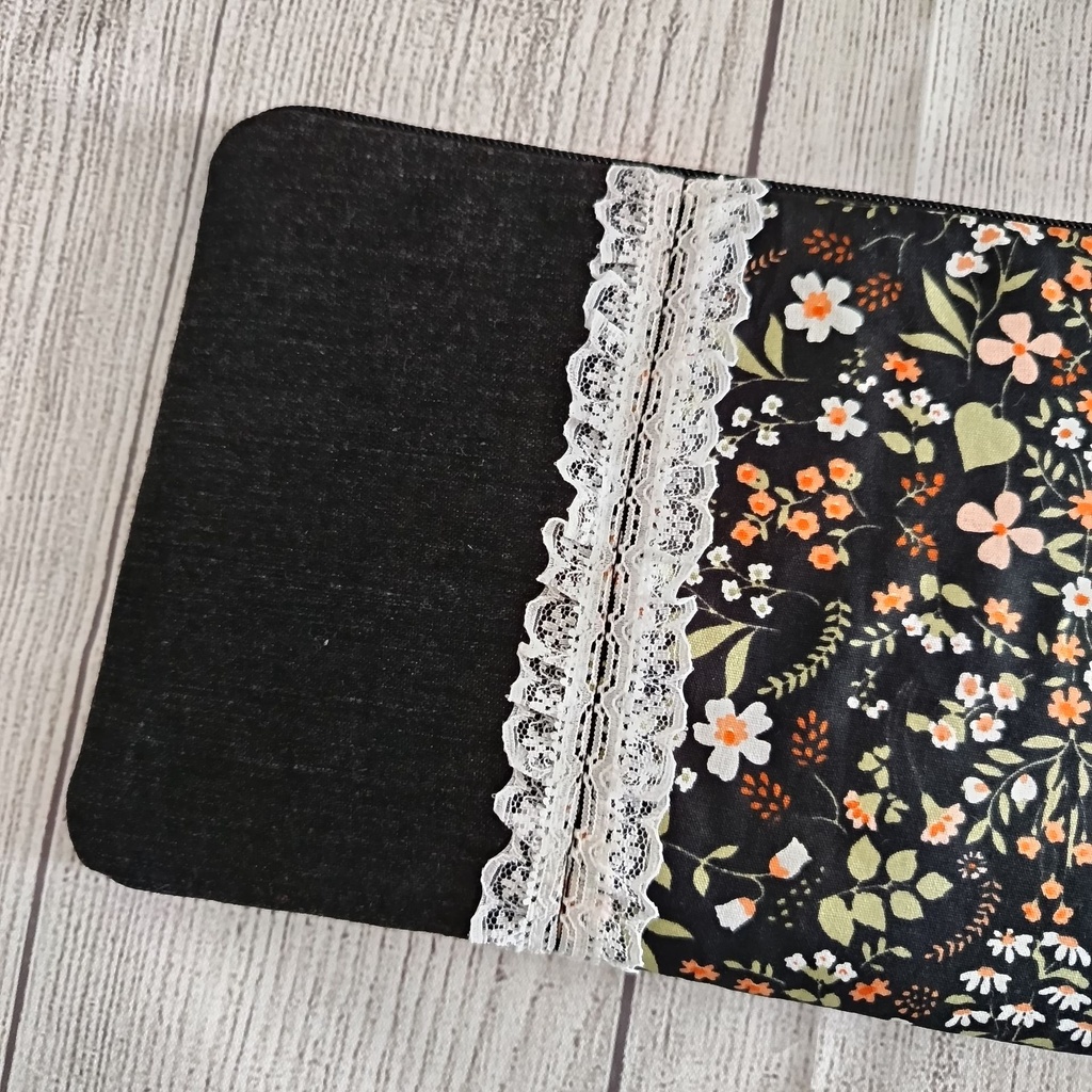 Neceser plano artesanal con cremallera y diseño floral, ideal para maquillaje o bolso