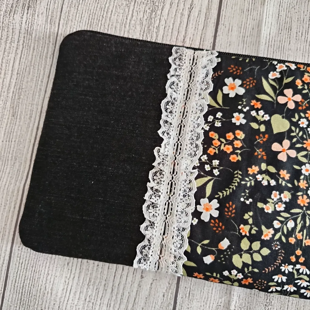 Neceser plano artesanal con encaje y tela floral