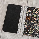 Neceser plano artesanal con cremallera y diseño floral, ideal para maquillaje o bolso