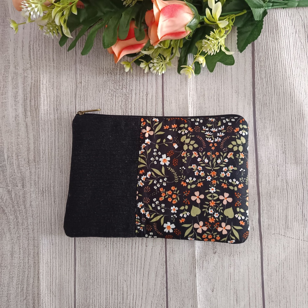 Neceser plano de tela con estampado de flores en tonos rosa, naranja y blanco, hecho a mano
