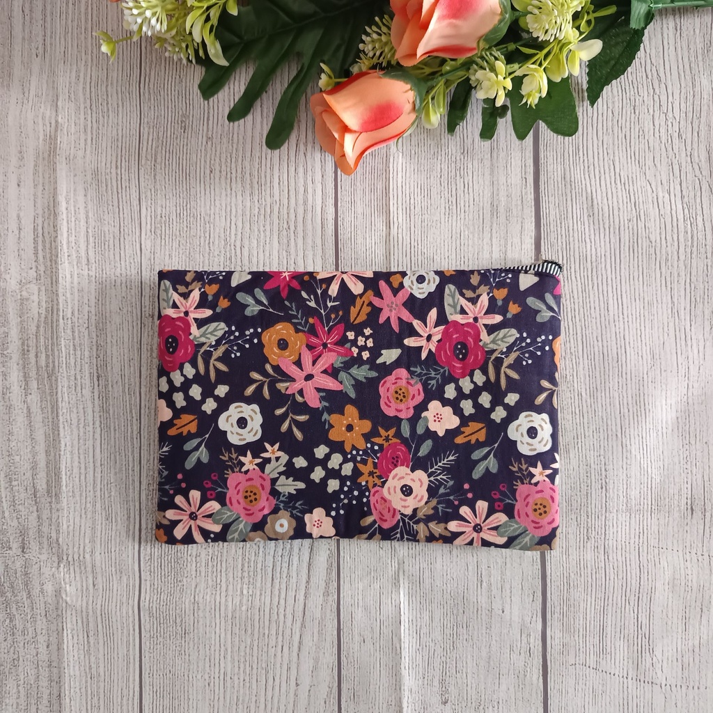 Neceser plano de tela con estampado de flores en tonos rosa, naranja y blanco, hecho a mano