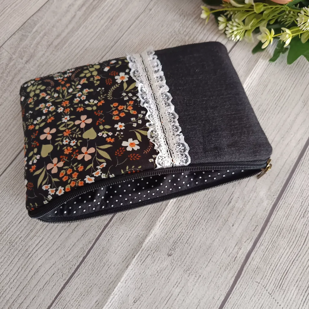 Neceser plano pequeño con cremallera y diseño floral, perfecto para maquillaje y accesorios