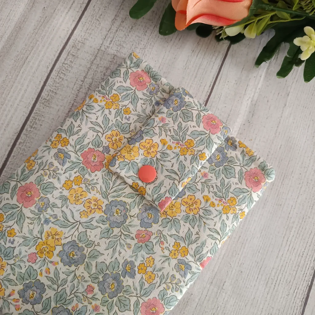 Funda para Kindle artesanal de tela con estampado floral y cierre de snap