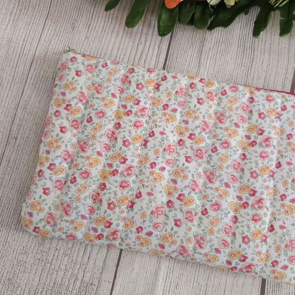 Neceser plano floral hecho a mano con cremallera