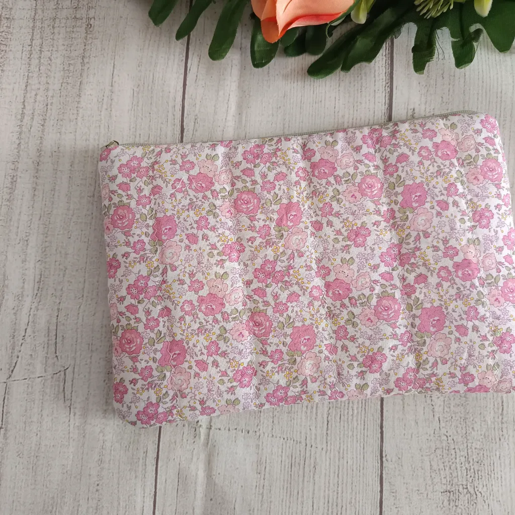 Neceser plano floral rosa artesanal acolchado con cremallera