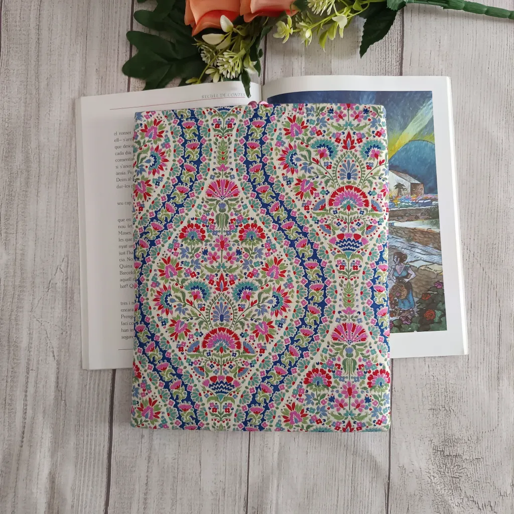 funda para libro artesanal de tela Tilda con cierre botón.