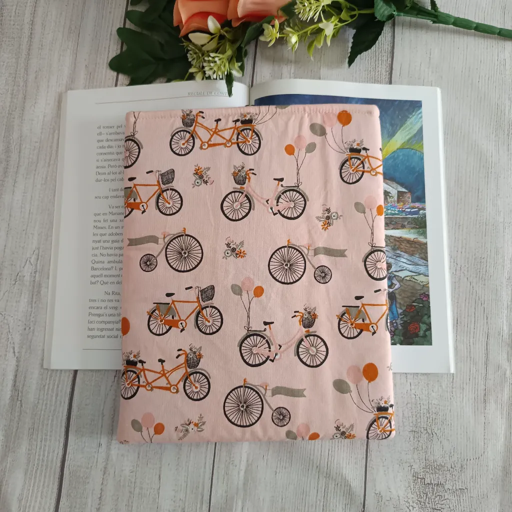 Funda para libro de tela acolchada con estampado de bicicletas y cierre de botón artesanal