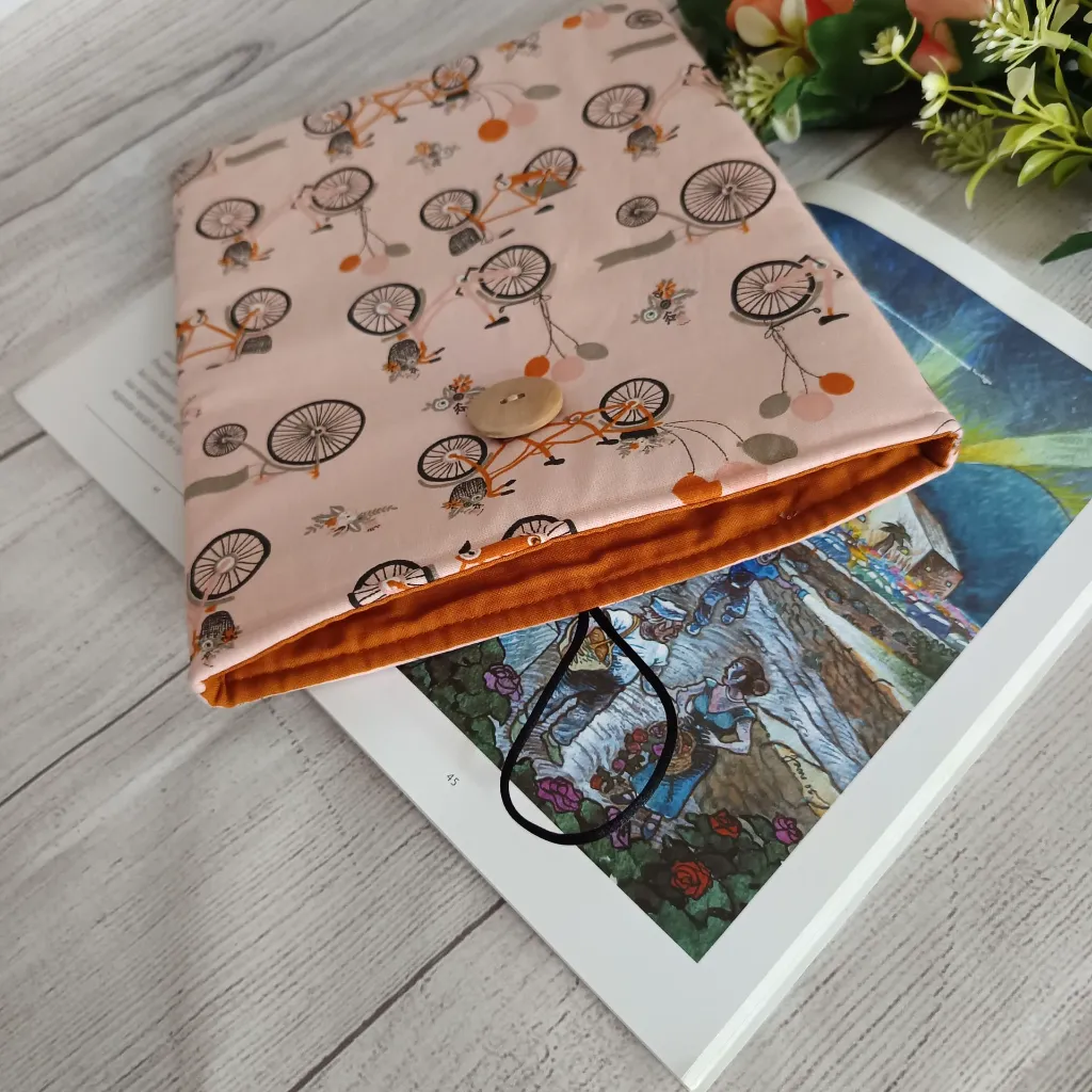Funda para libro reutilizable artesanal con diseño de bicicletas y botón de madera
