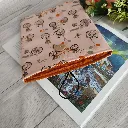 Funda para libro reutilizable artesanal con diseño de bicicletas y botón de madera